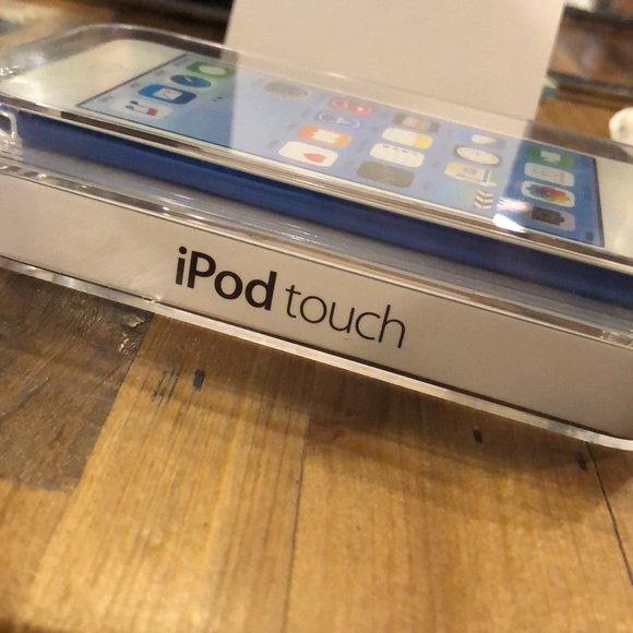 SOLD!!!! BRAND NEW IN BOX 16 GB IPOD TOUCH - Picture 2 of 4